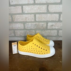 Native Jefferson slip-on shoes Crayon Yellow Kids size 2 - 0343